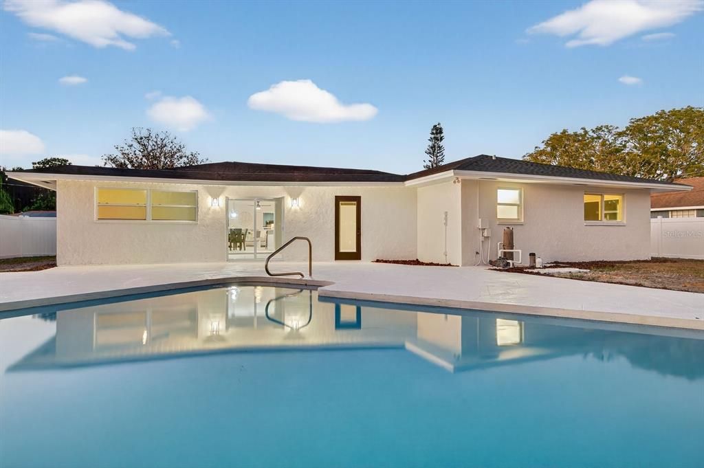 Activo con contrato: $550,000 (3 camas, 2 baños, 2093 Pies cuadrados)