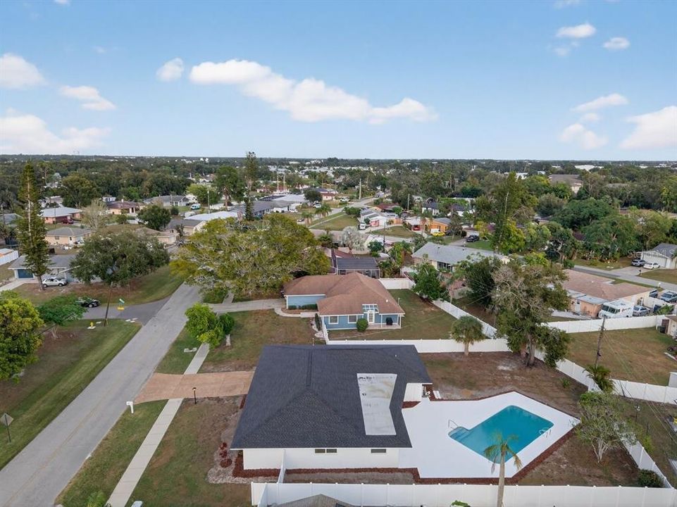 Activo con contrato: $550,000 (3 camas, 2 baños, 2093 Pies cuadrados)