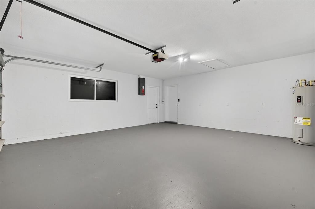 Activo con contrato: $550,000 (3 camas, 2 baños, 2093 Pies cuadrados)