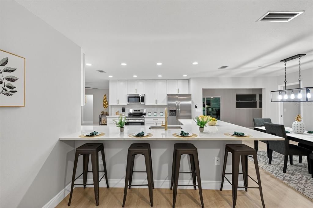 Activo con contrato: $550,000 (3 camas, 2 baños, 2093 Pies cuadrados)