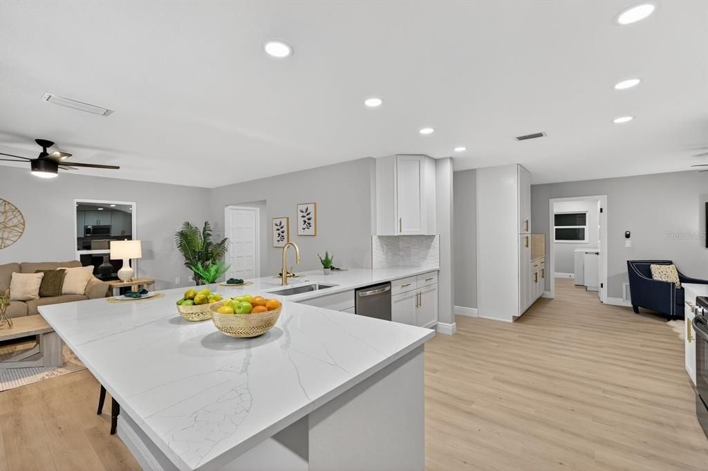 Activo con contrato: $550,000 (3 camas, 2 baños, 2093 Pies cuadrados)