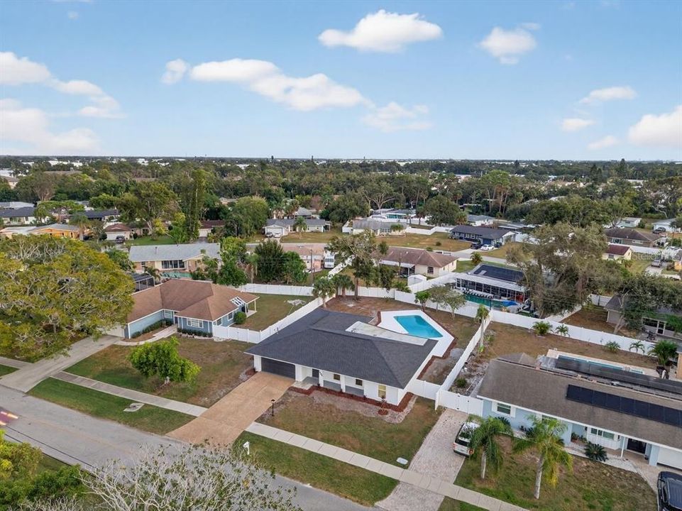 Activo con contrato: $550,000 (3 camas, 2 baños, 2093 Pies cuadrados)