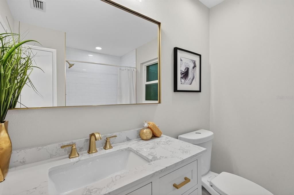 Activo con contrato: $550,000 (3 camas, 2 baños, 2093 Pies cuadrados)