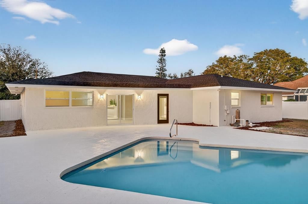 Activo con contrato: $550,000 (3 camas, 2 baños, 2093 Pies cuadrados)