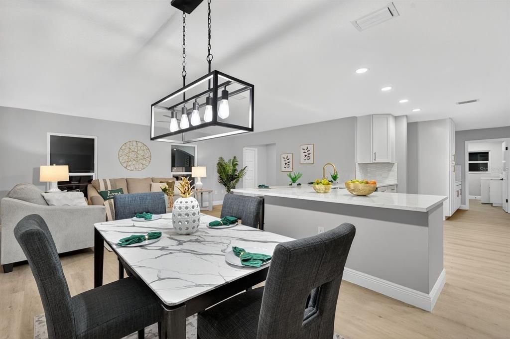 Activo con contrato: $550,000 (3 camas, 2 baños, 2093 Pies cuadrados)