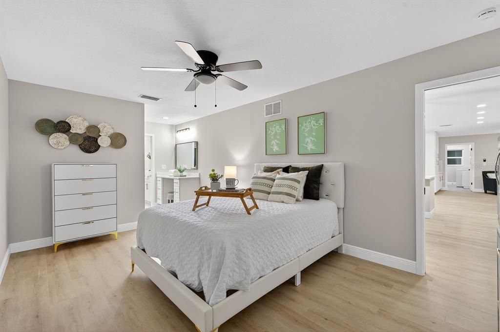 Activo con contrato: $550,000 (3 camas, 2 baños, 2093 Pies cuadrados)