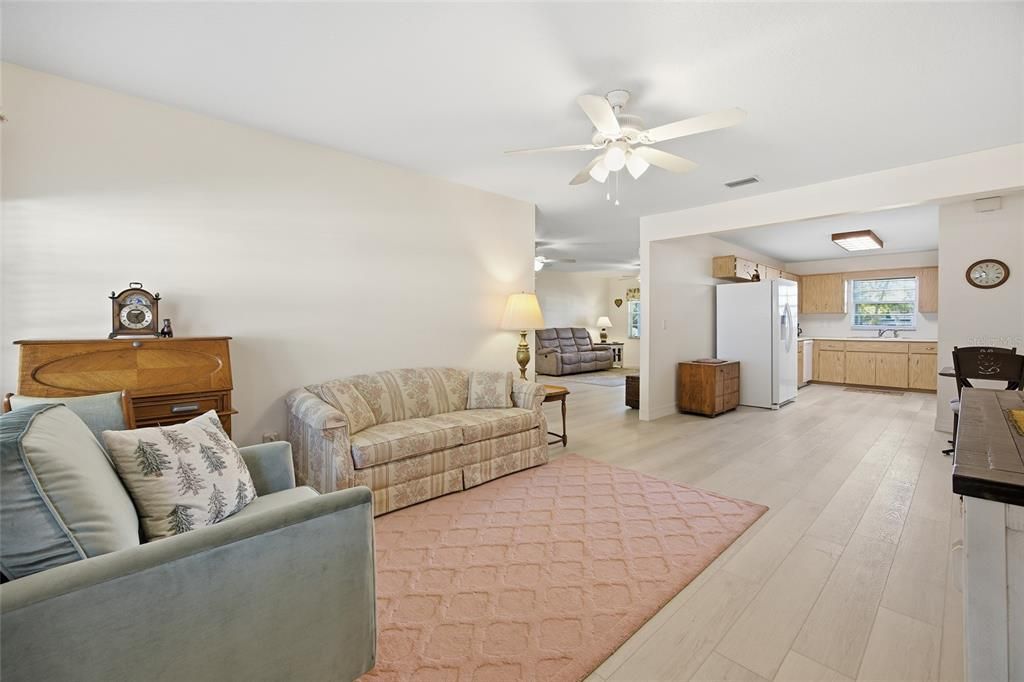 待售: $162,000 (2 贝兹, 2 浴室, 1368 平方英尺)