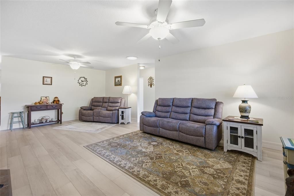 待售: $162,000 (2 贝兹, 2 浴室, 1368 平方英尺)