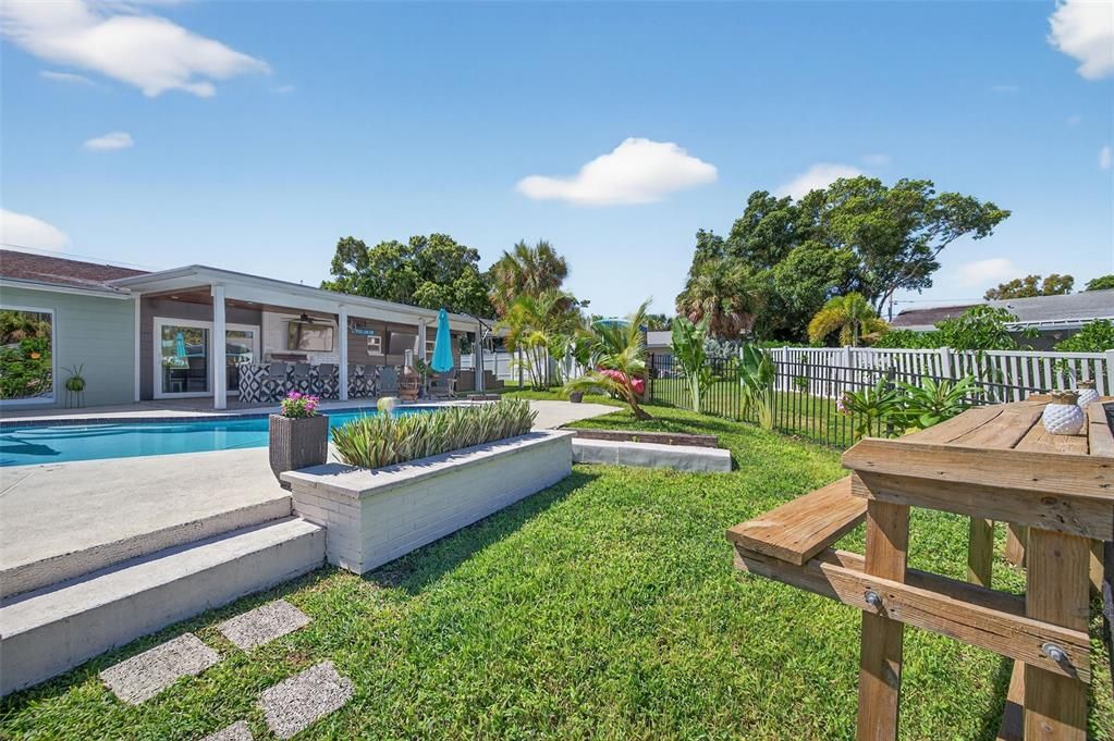 For Sale: $899,900 (3 beds, 2 baths, 1391 Square Feet)