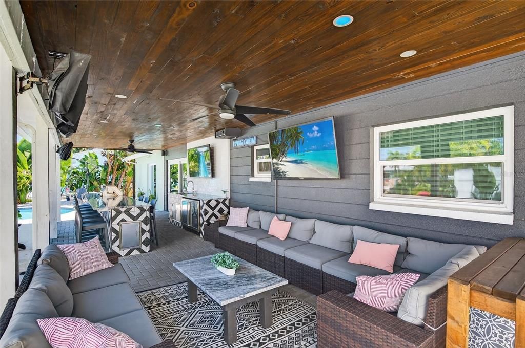 For Sale: $899,900 (3 beds, 2 baths, 1391 Square Feet)