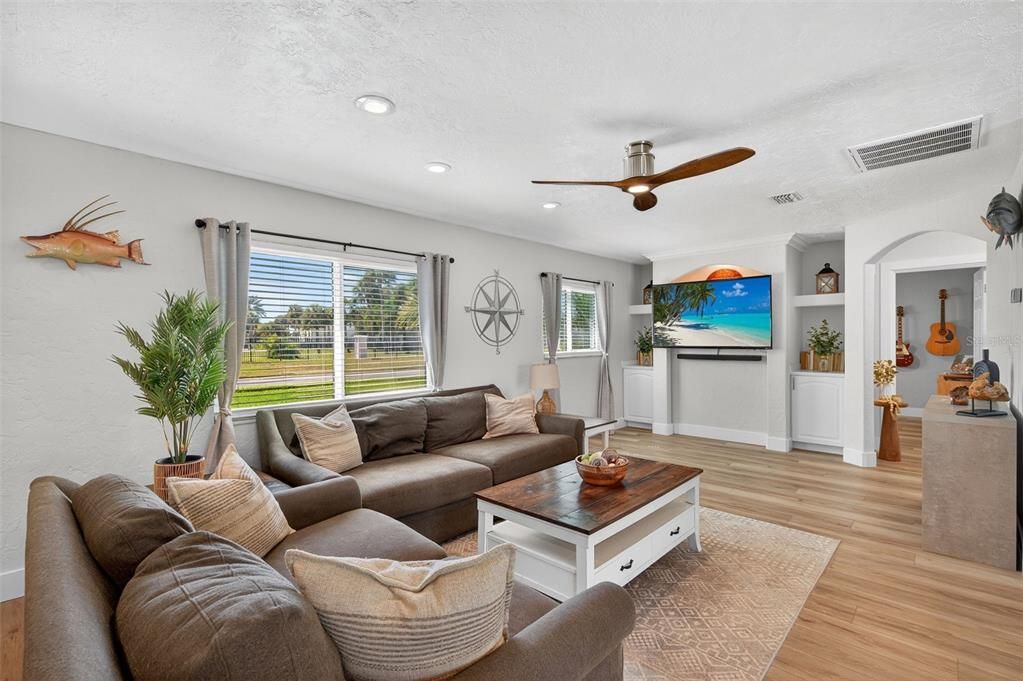 For Sale: $899,900 (3 beds, 2 baths, 1391 Square Feet)