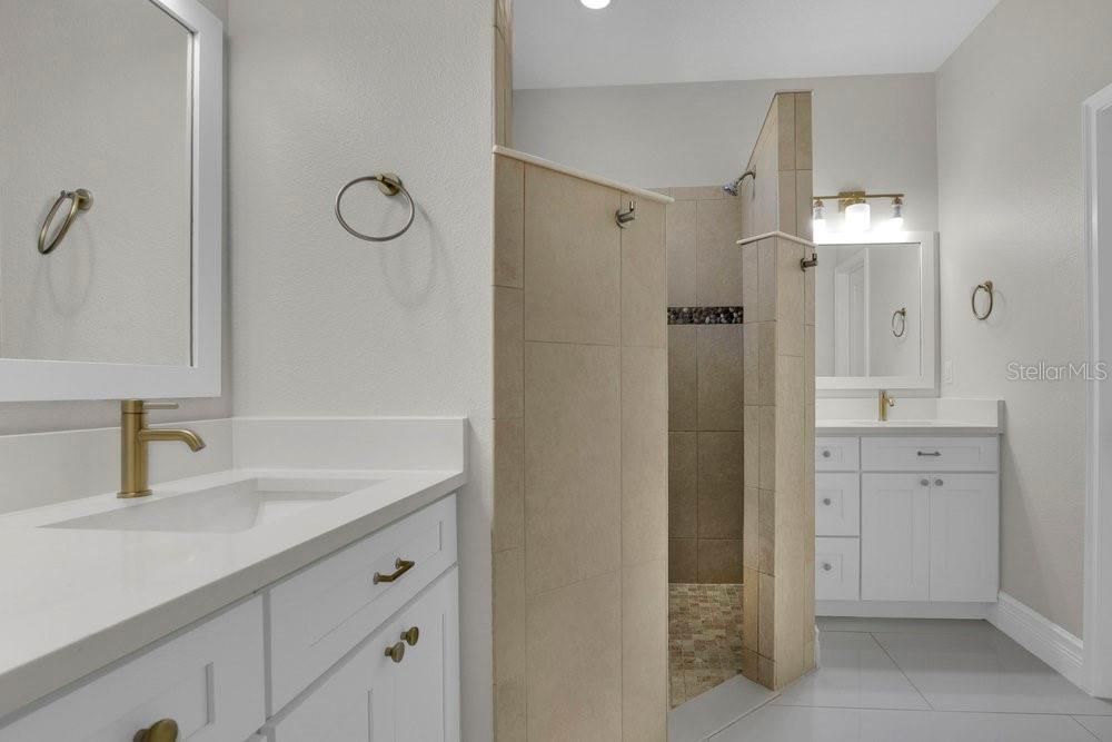 Activo con contrato: $460,000 (5 camas, 3 baños, 3336 Pies cuadrados)