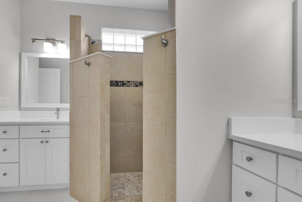 Activo con contrato: $460,000 (5 camas, 3 baños, 3336 Pies cuadrados)