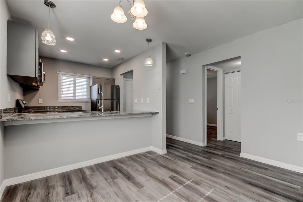 待售: $155,000 (2 贝兹, 2 浴室, 876 平方英尺)