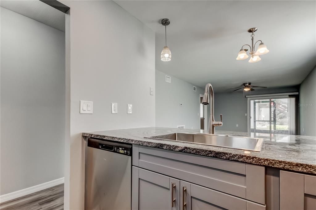 待售: $155,000 (2 贝兹, 2 浴室, 876 平方英尺)