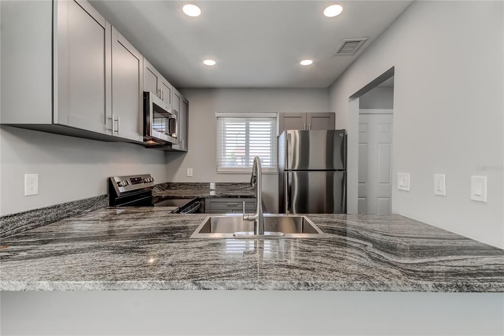 待售: $155,000 (2 贝兹, 2 浴室, 876 平方英尺)