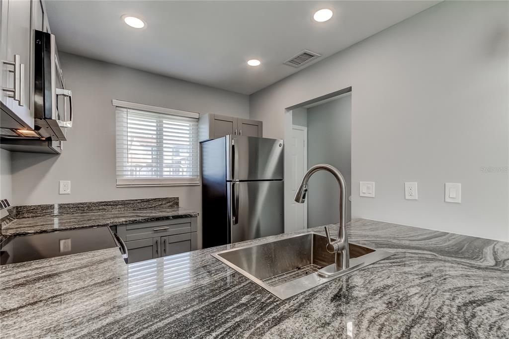 待售: $155,000 (2 贝兹, 2 浴室, 876 平方英尺)