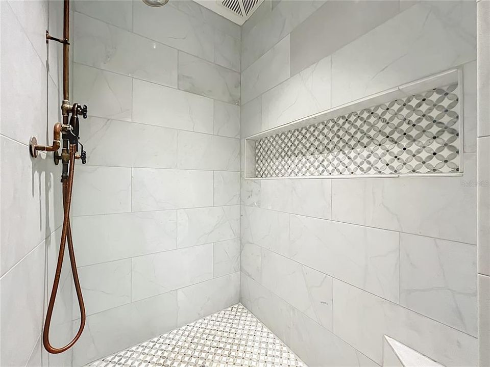 Activo con contrato: $594,990 (3 camas, 2 baños, 1568 Pies cuadrados)