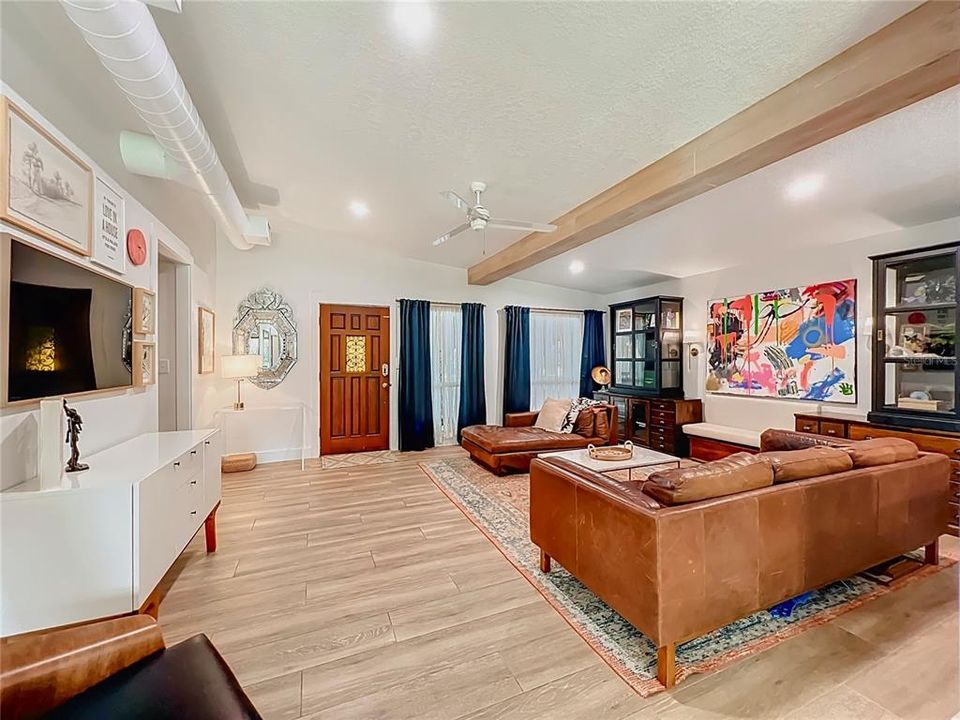 Activo con contrato: $594,990 (3 camas, 2 baños, 1568 Pies cuadrados)