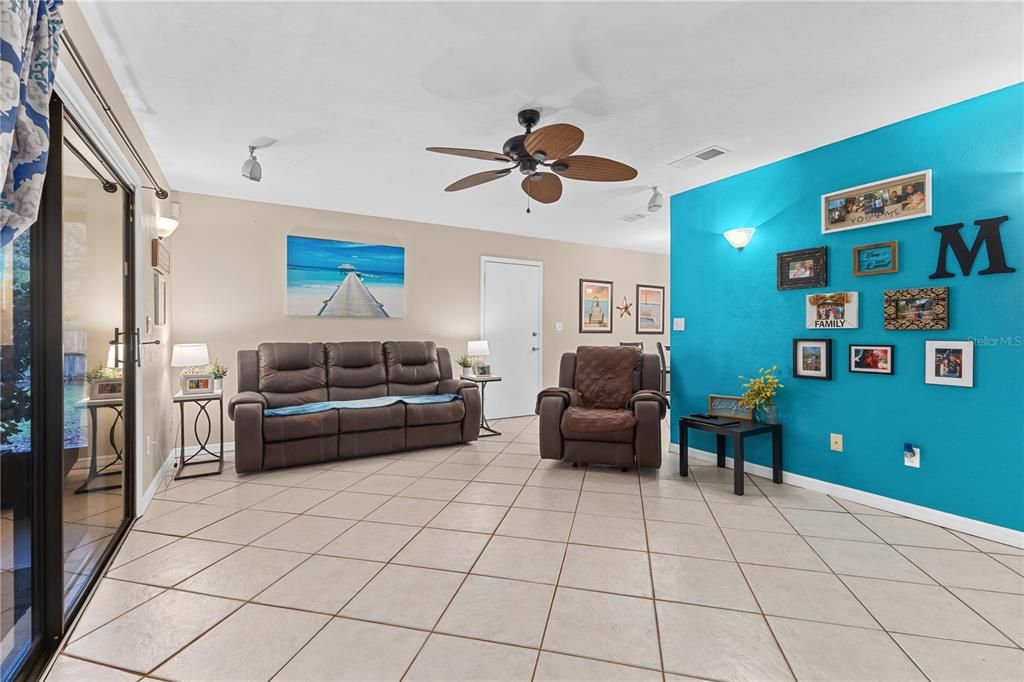 For Sale: $265,900 (2 beds, 2 baths, 1074 Square Feet)
