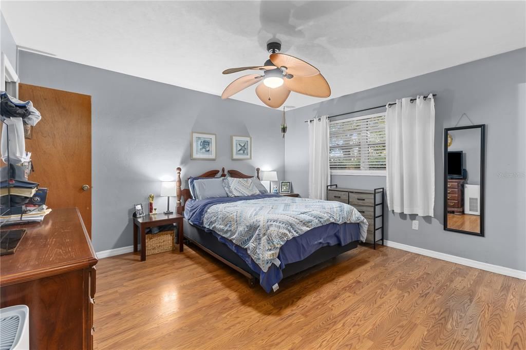 For Sale: $265,900 (2 beds, 2 baths, 1074 Square Feet)