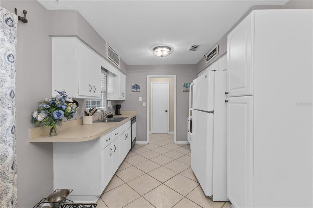 For Sale: $265,900 (2 beds, 2 baths, 1074 Square Feet)