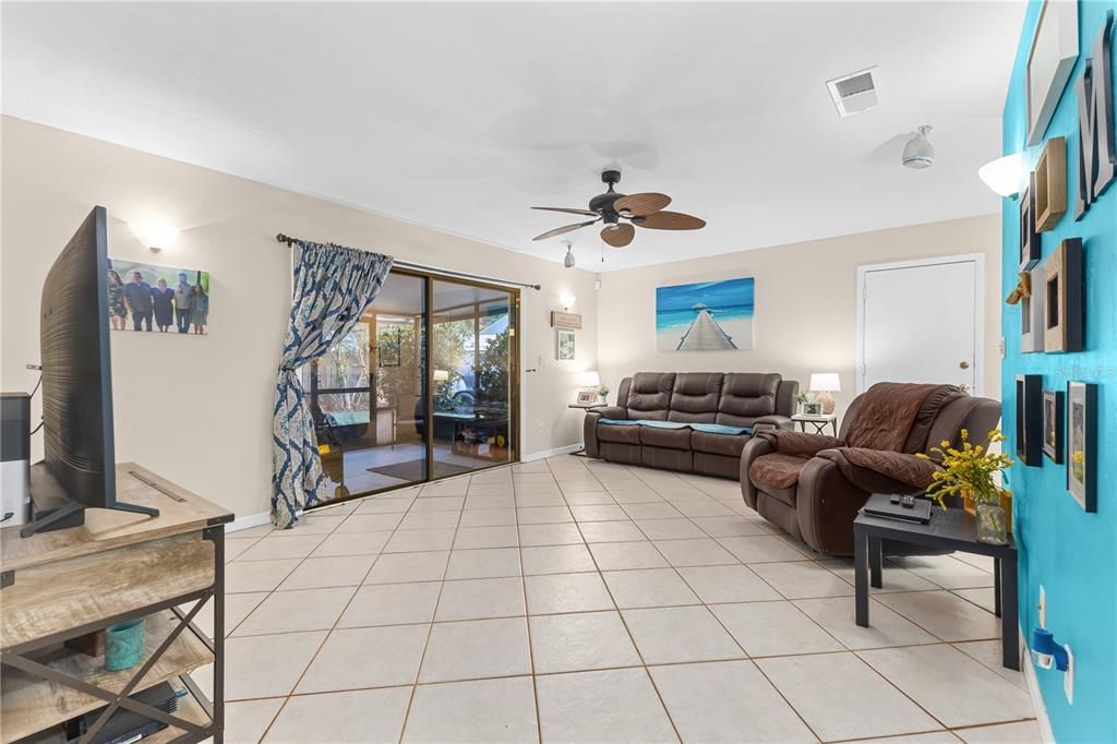 For Sale: $265,900 (2 beds, 2 baths, 1074 Square Feet)