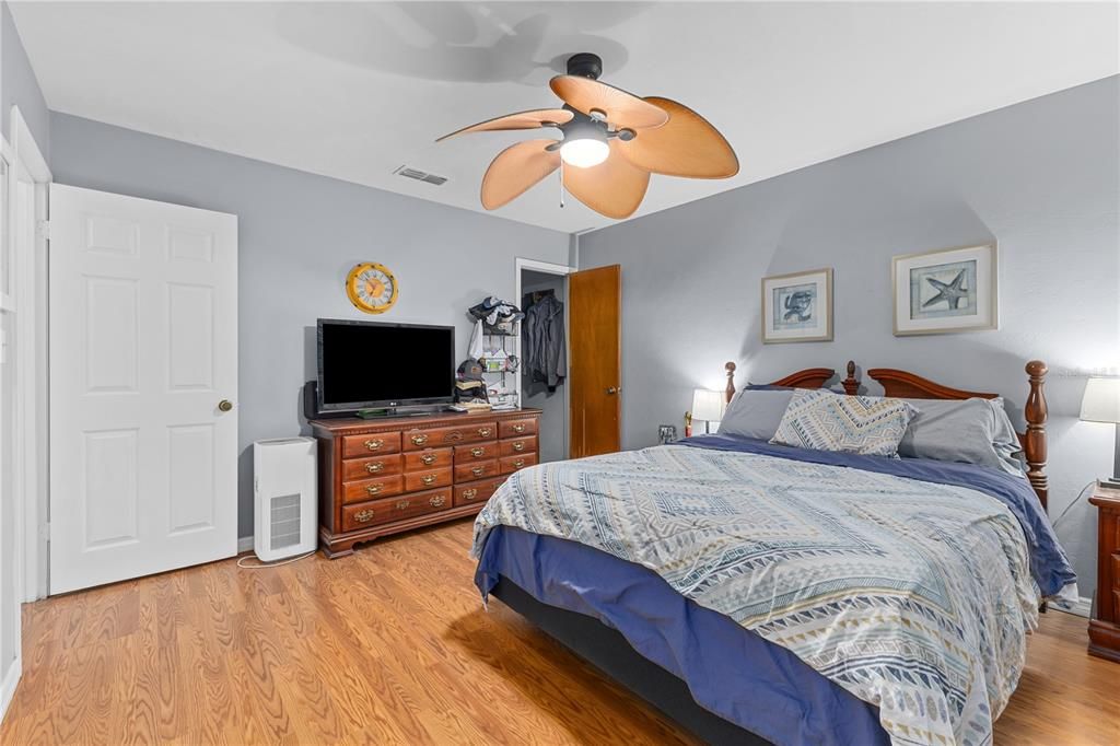 For Sale: $265,900 (2 beds, 2 baths, 1074 Square Feet)