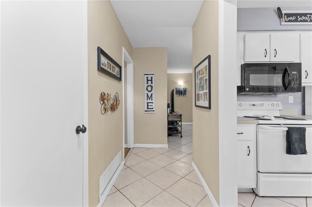 For Sale: $265,900 (2 beds, 2 baths, 1074 Square Feet)