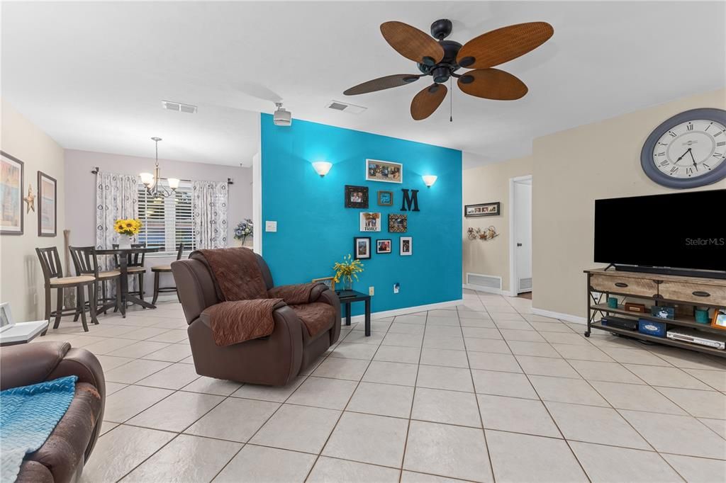 For Sale: $265,900 (2 beds, 2 baths, 1074 Square Feet)