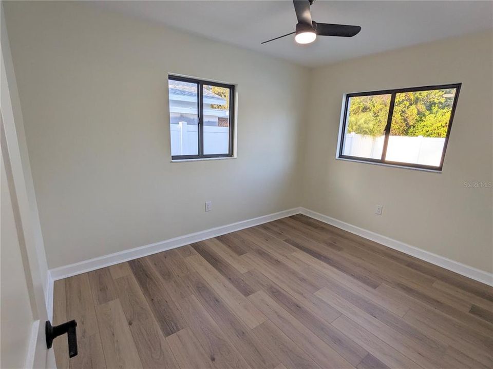 合同活跃: $399,000 (3 贝兹, 2 浴室, 1185 平方英尺)