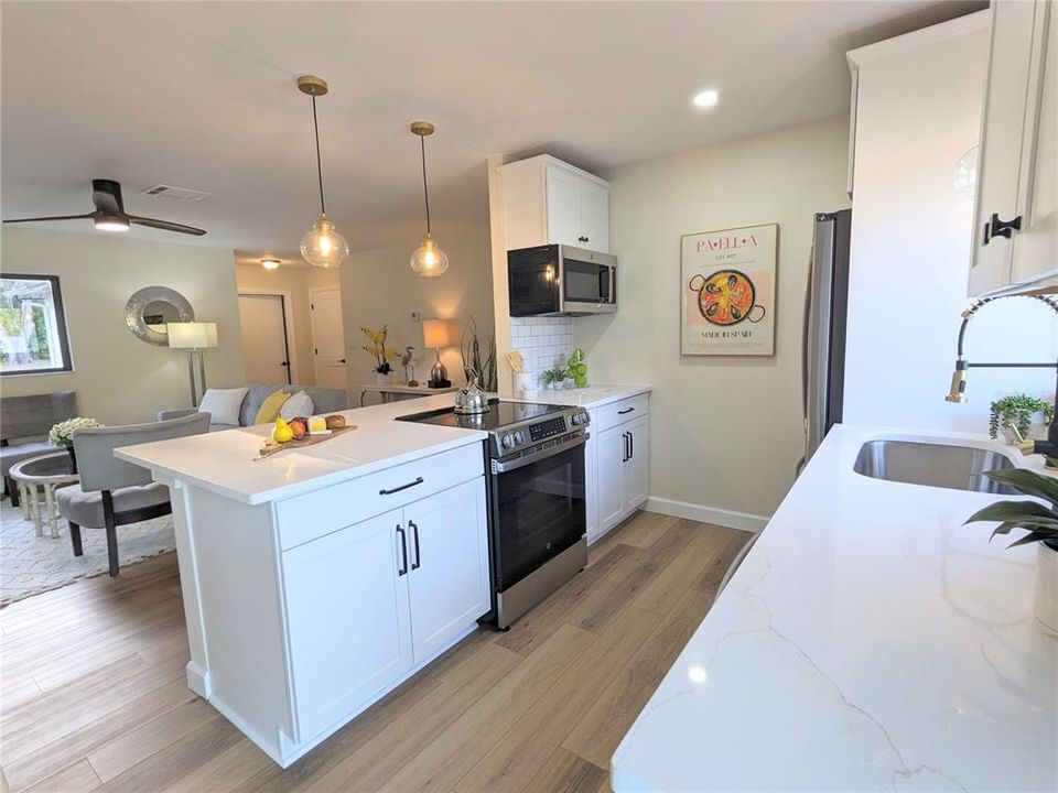 合同活跃: $399,000 (3 贝兹, 2 浴室, 1185 平方英尺)