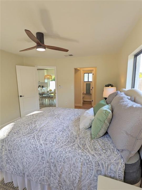 合同活跃: $399,000 (3 贝兹, 2 浴室, 1185 平方英尺)