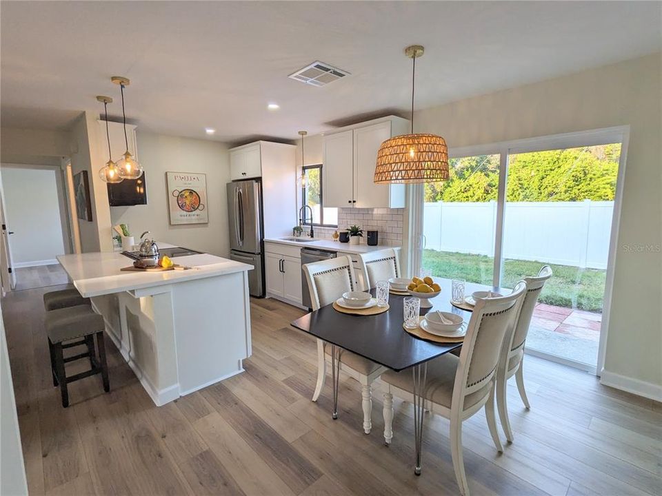 合同活跃: $399,000 (3 贝兹, 2 浴室, 1185 平方英尺)