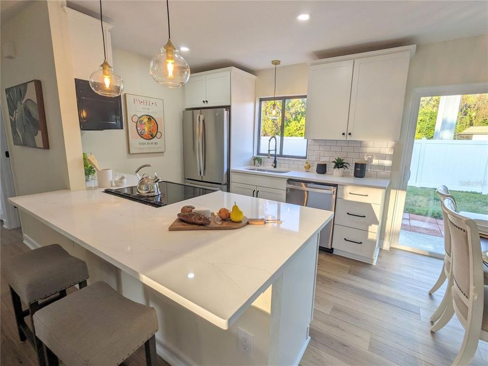 合同活跃: $399,000 (3 贝兹, 2 浴室, 1185 平方英尺)