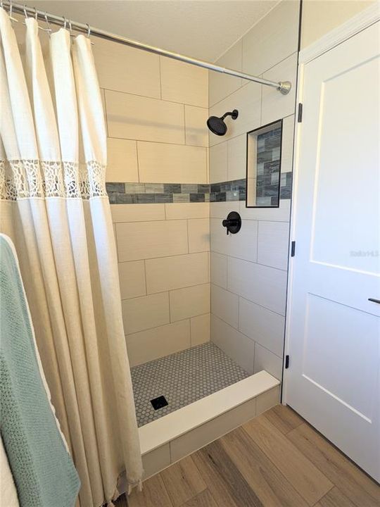 合同活跃: $399,000 (3 贝兹, 2 浴室, 1185 平方英尺)