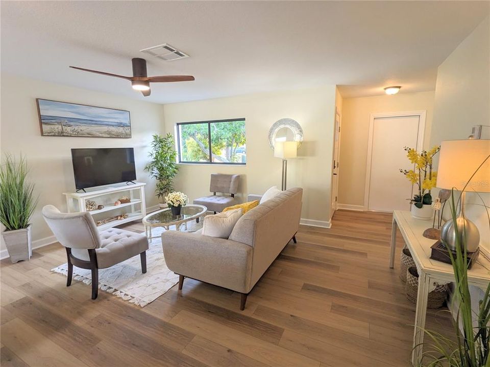 合同活跃: $399,000 (3 贝兹, 2 浴室, 1185 平方英尺)