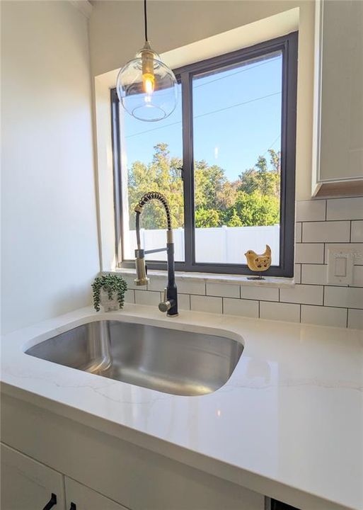 合同活跃: $399,000 (3 贝兹, 2 浴室, 1185 平方英尺)