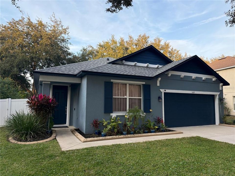 For Rent: $2,200 (3 beds, 2 baths, 1960 Square Feet)