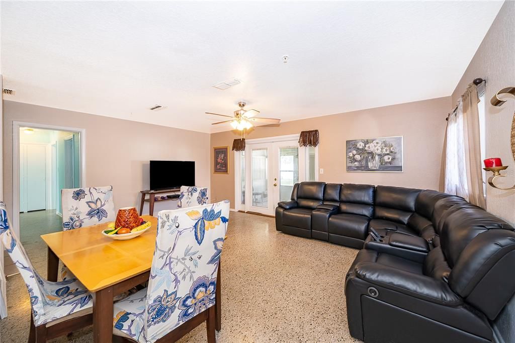 For Sale: $339,900 (4 beds, 2 baths, 1474 Square Feet)