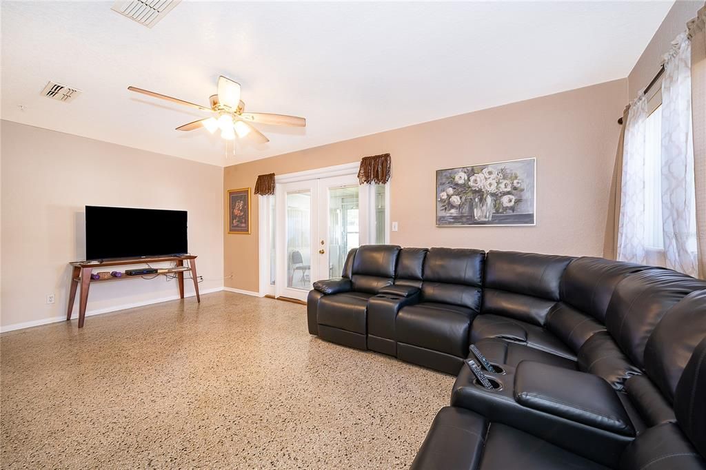 For Sale: $339,900 (4 beds, 2 baths, 1474 Square Feet)