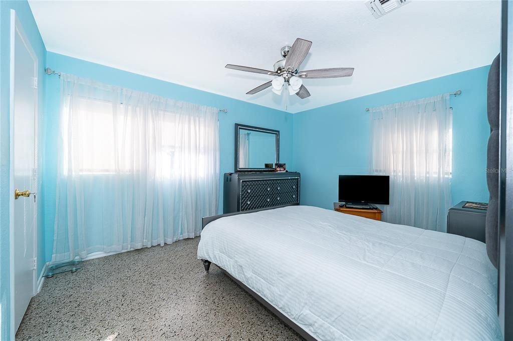 For Sale: $339,900 (4 beds, 2 baths, 1474 Square Feet)