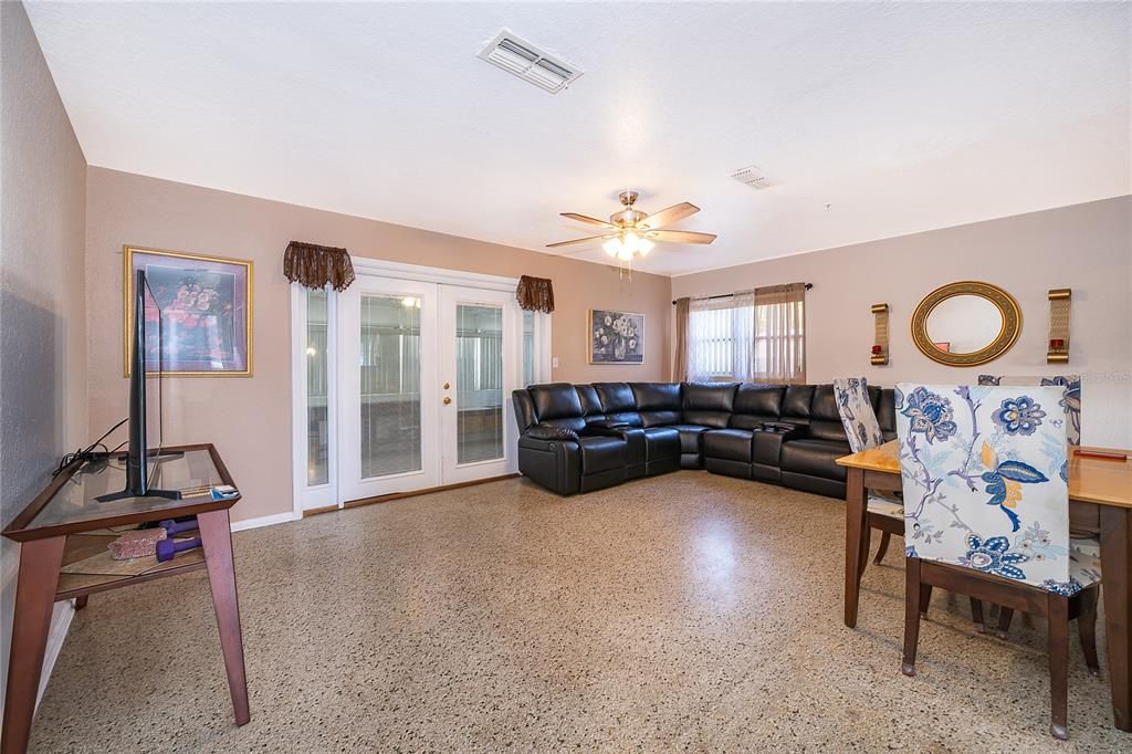 For Sale: $339,900 (4 beds, 2 baths, 1474 Square Feet)