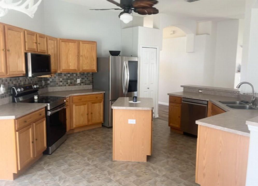 For Sale: $449,999 (3 beds, 2 baths, 1901 Square Feet)