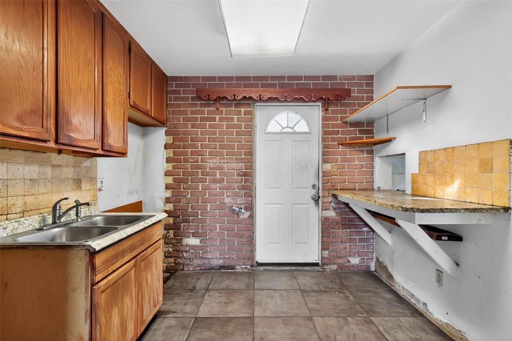 待售: $159,900 (3 贝兹, 1 浴室, 815 平方英尺)