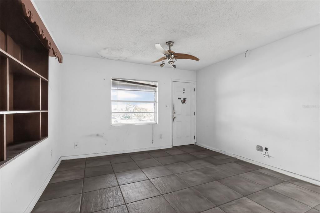 待售: $159,900 (3 贝兹, 1 浴室, 815 平方英尺)