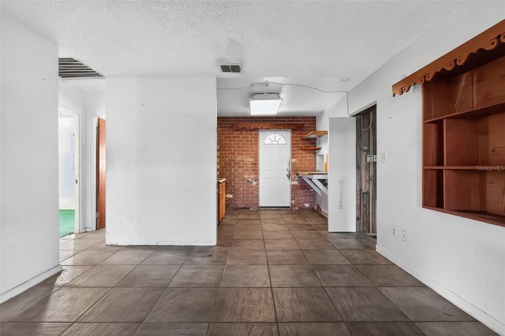 待售: $159,900 (3 贝兹, 1 浴室, 815 平方英尺)