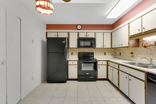 For Sale: $265,000 (3 beds, 2 baths, 1324 Square Feet)