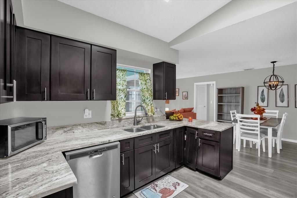 На продажу: $347,000 (3 спален, 2 ванн, 1741 Квадратных фут)