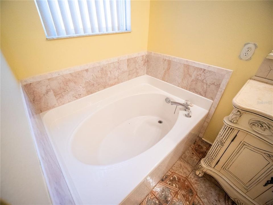 For Sale: $499,000 (5 beds, 2 baths, 3106 Square Feet)